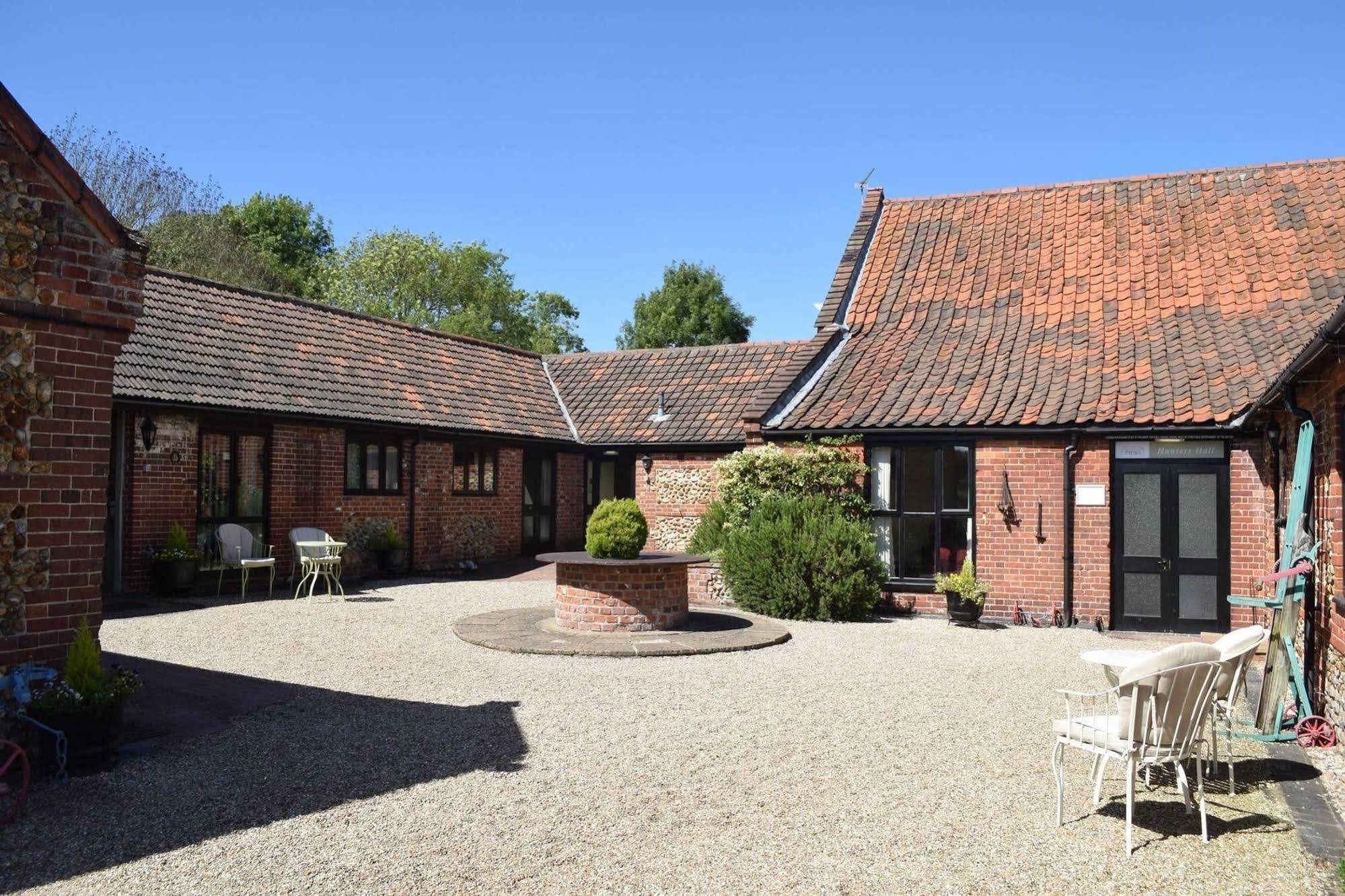 At The Farmhouse Hunters Hall Hotel Dereham Bagian luar foto