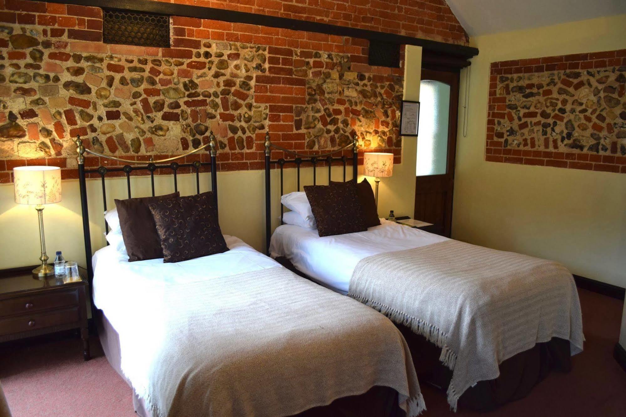 At The Farmhouse Hunters Hall Hotel Dereham Bagian luar foto