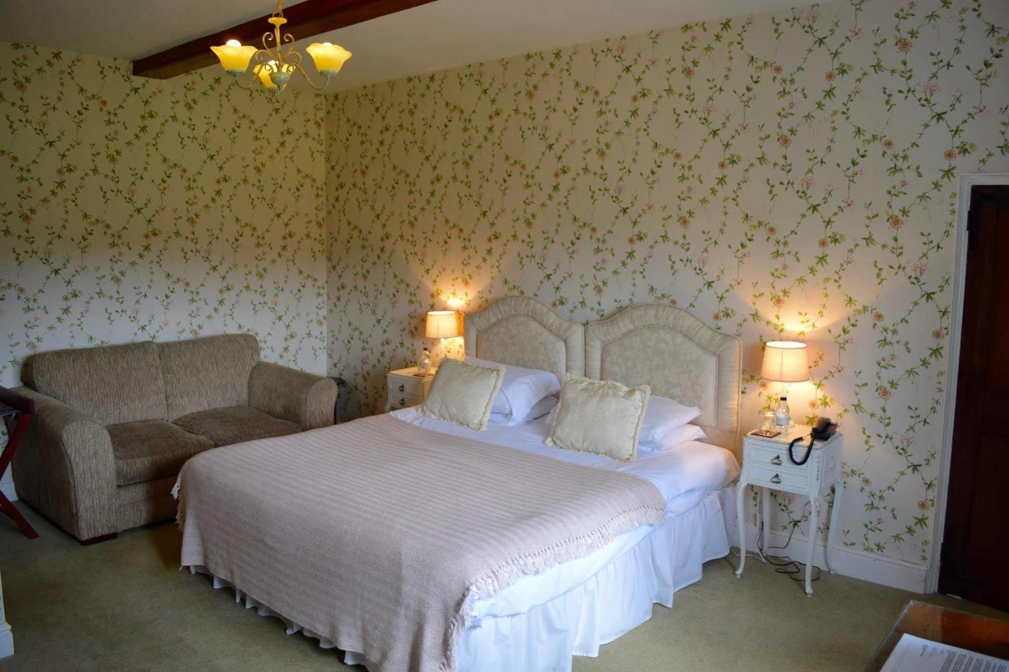 At The Farmhouse Hunters Hall Hotel Dereham Bagian luar foto