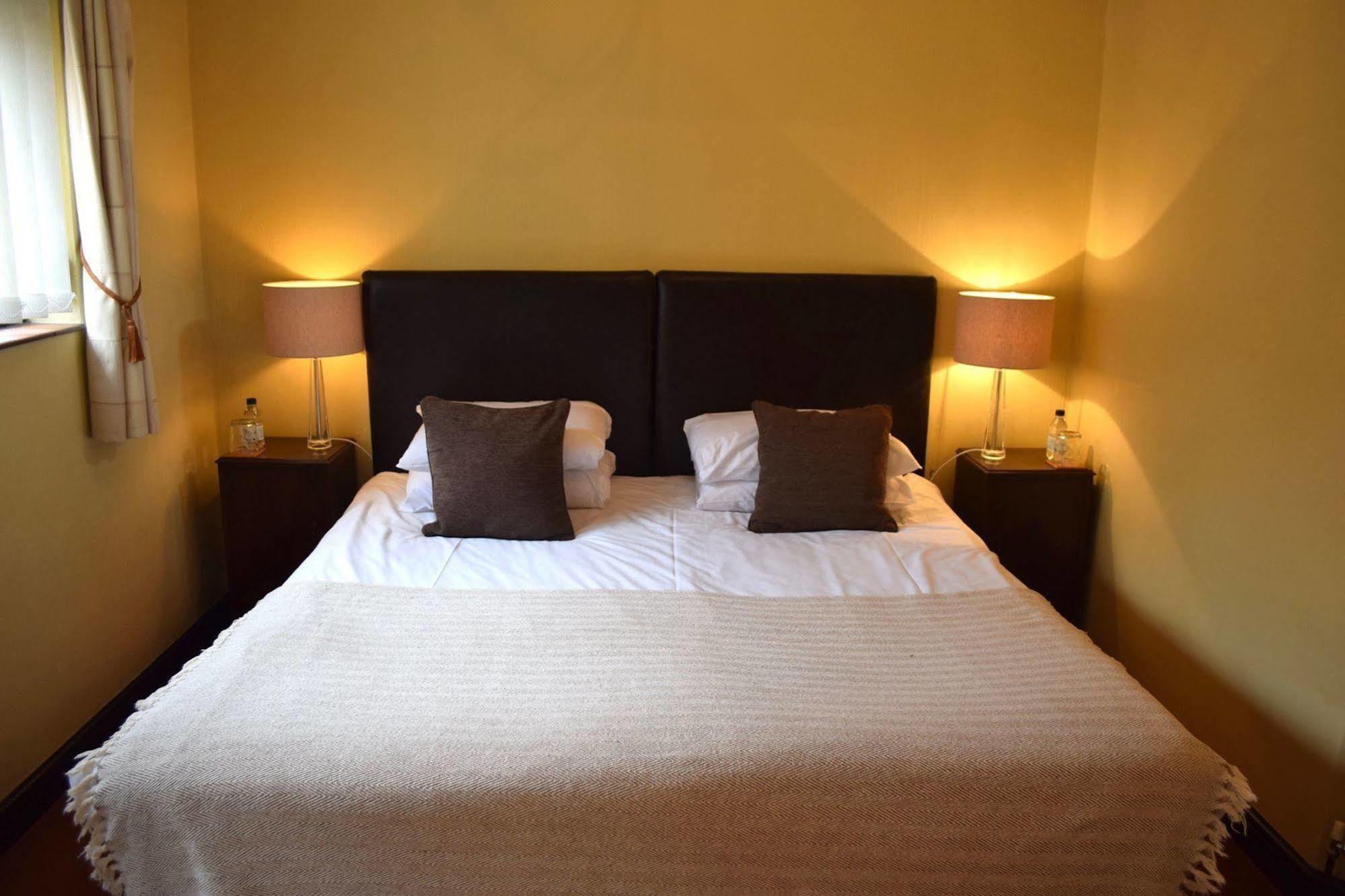 At The Farmhouse Hunters Hall Hotel Dereham Bagian luar foto