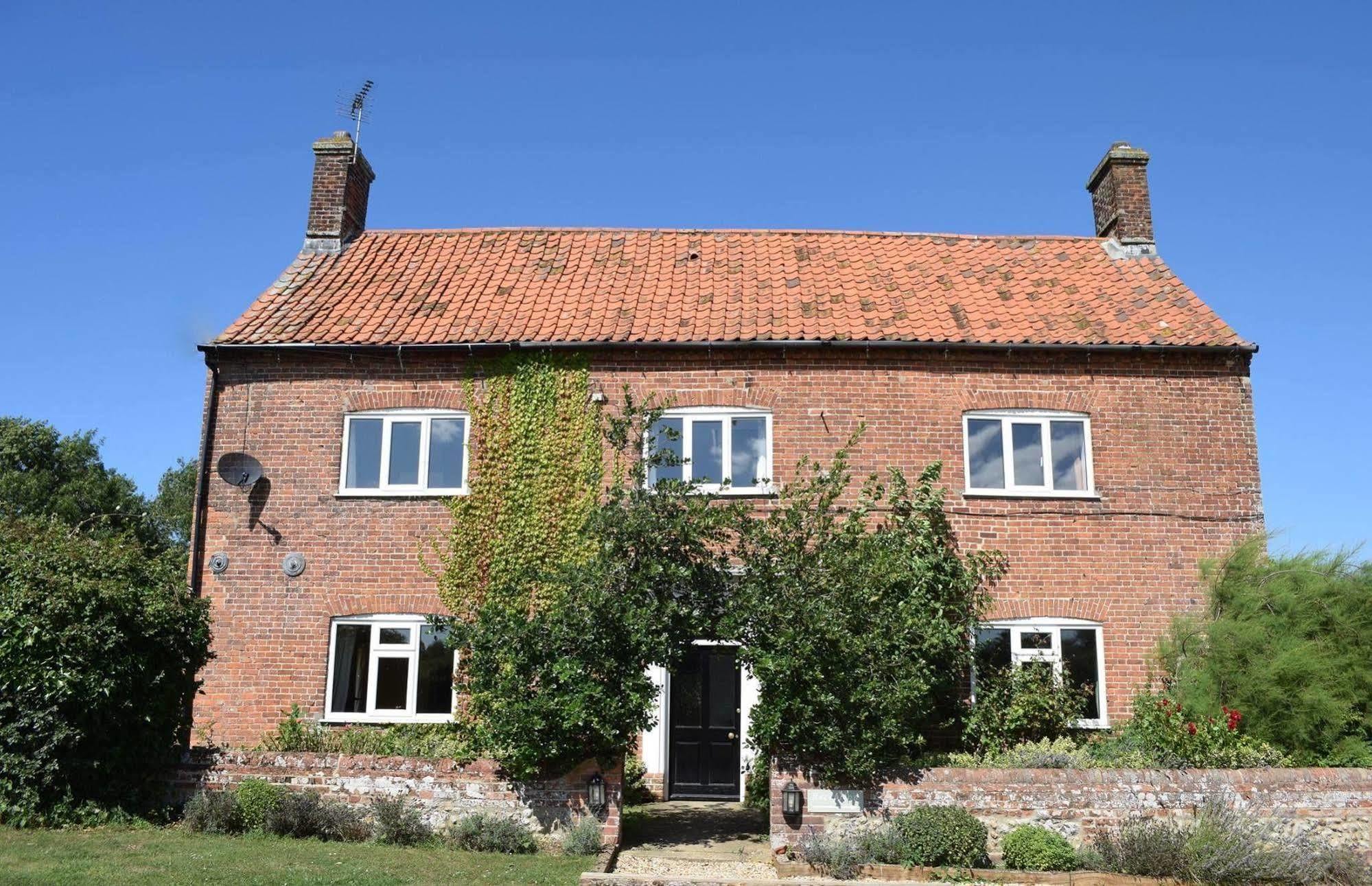 At The Farmhouse Hunters Hall Hotel Dereham Bagian luar foto